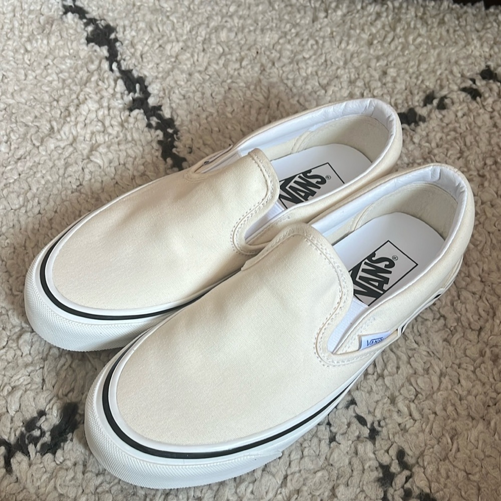NWOT Vans classic slip on white canvas shoes